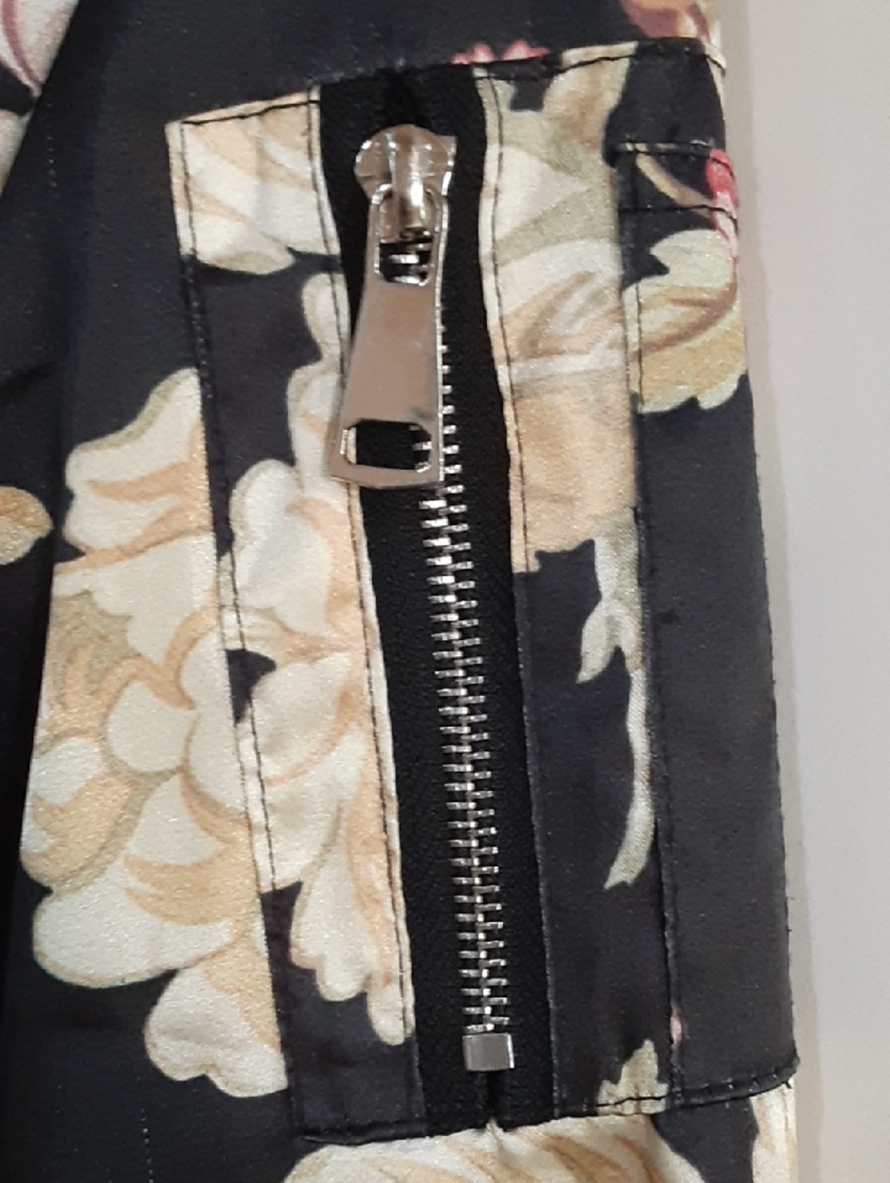 36.5 Elegant satin Floral Bomber Jacket Black Red Cream Small - Picture 9 of 12